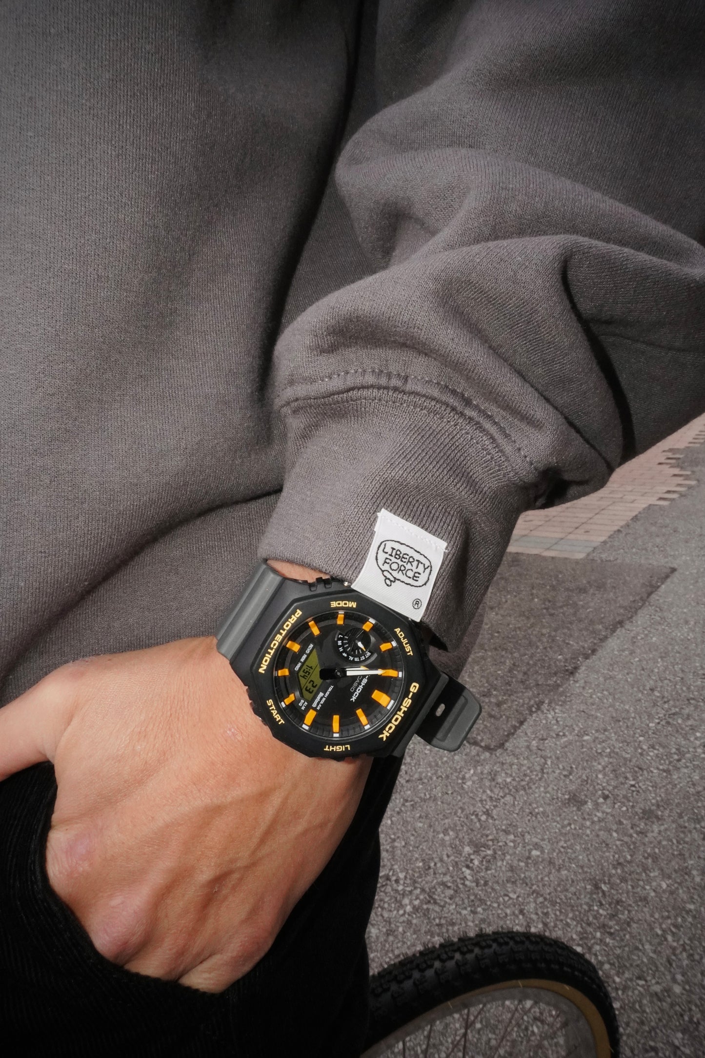 BUTTERFLY CREW NECK SWEATSHIRTS 【2/7までの限定販売】